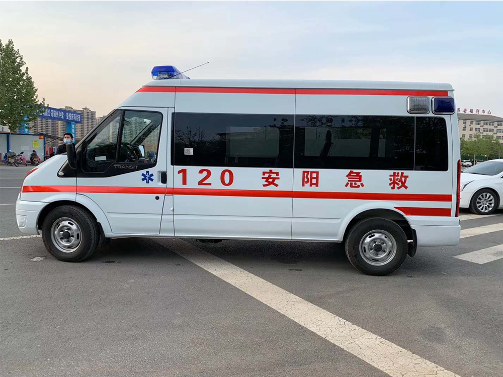 國(guó)六福特V348長(zhǎng)軸中頂救護(hù)車(chē)